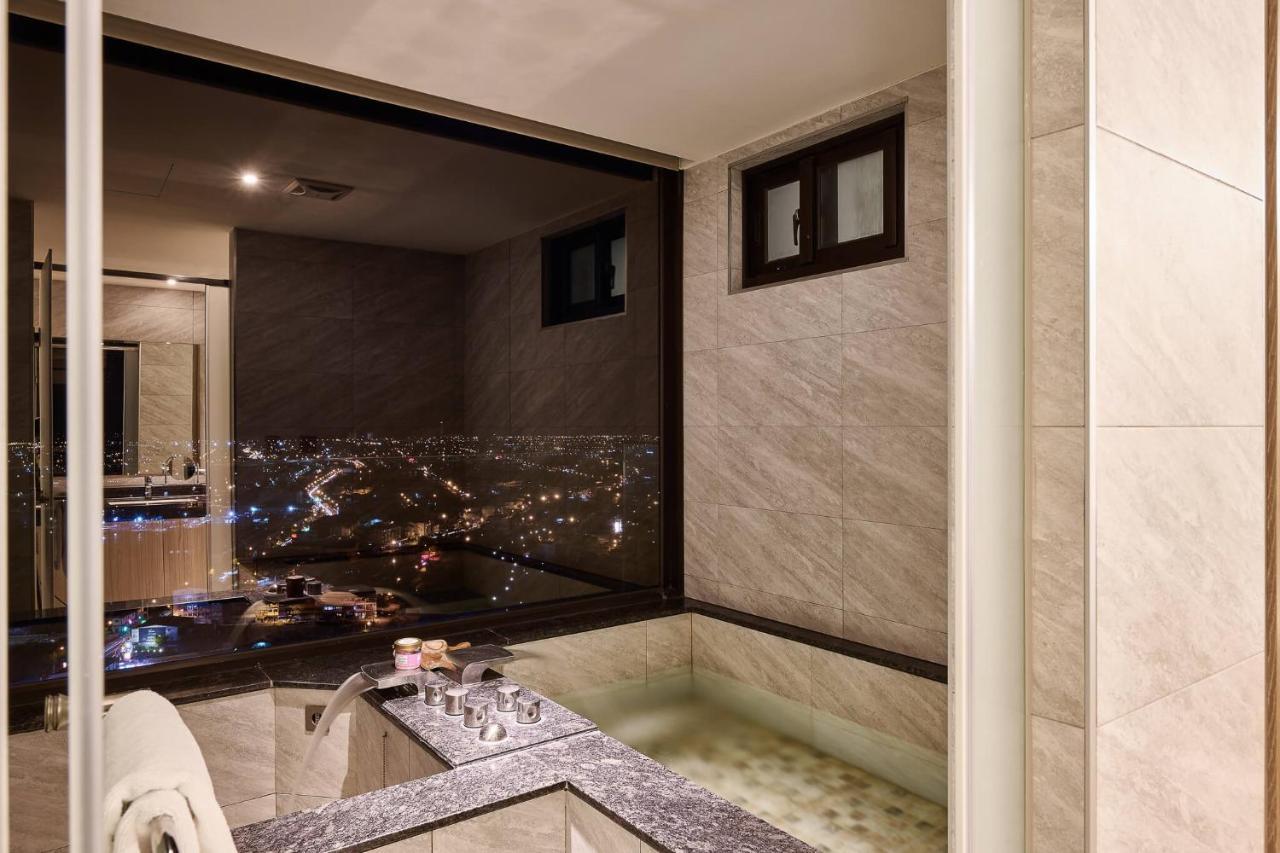 村却国际温泉酒店 罗东镇 外观 照片 Bathroom with a view