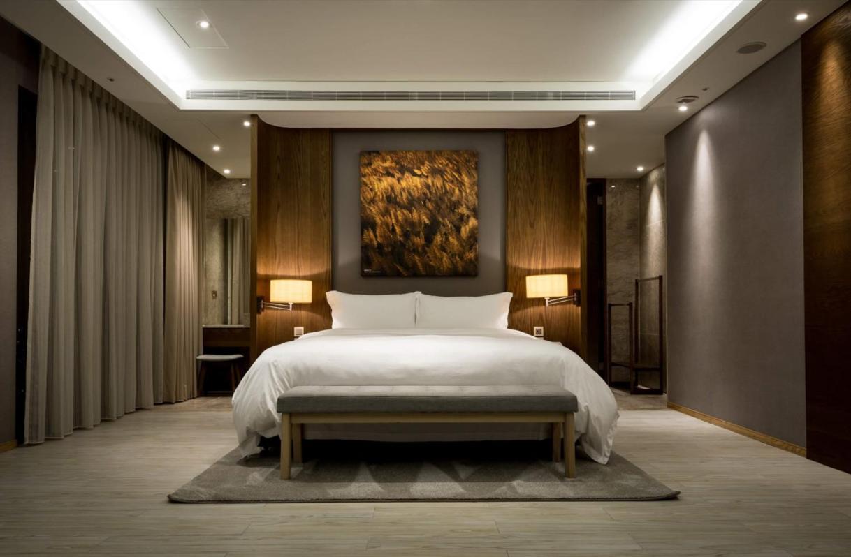 村却国际温泉酒店 罗东镇 客房 照片 A bedroom at The Ritz-Carlton, Hong Kong
