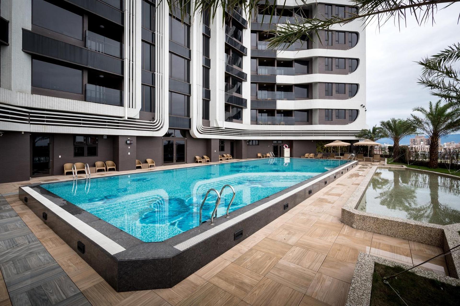 村却国际温泉酒店 罗东镇 外观 照片 The swimming pool at the hotel