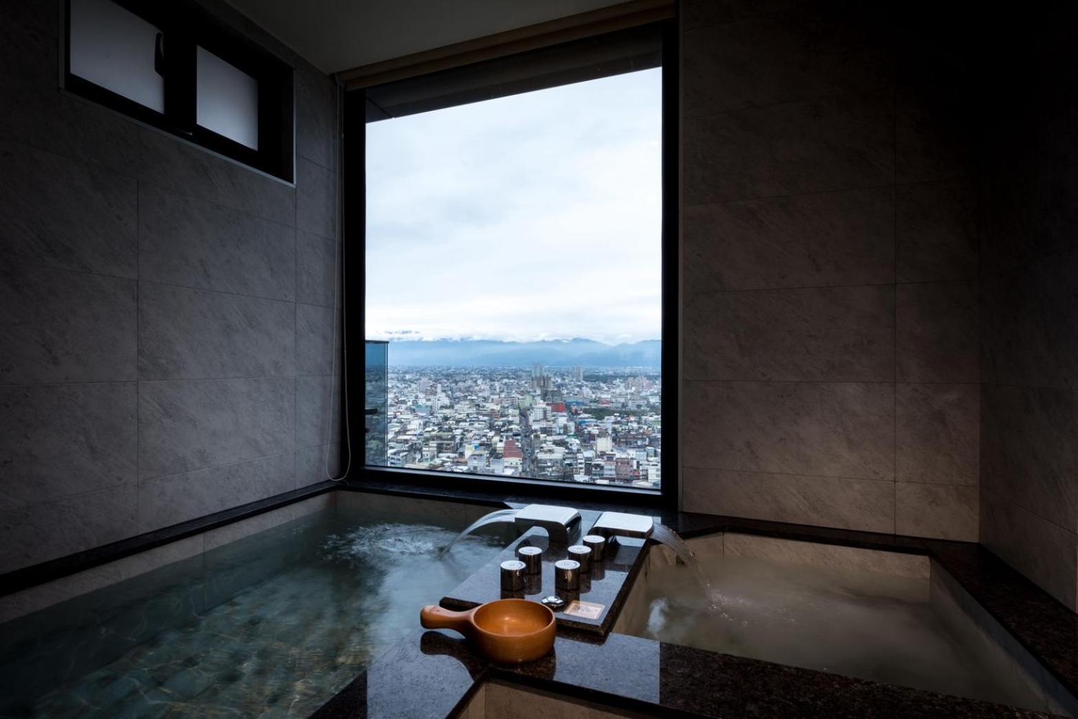 村却国际温泉酒店 罗东镇 客房 照片 A view of Mount Takami from the hotel