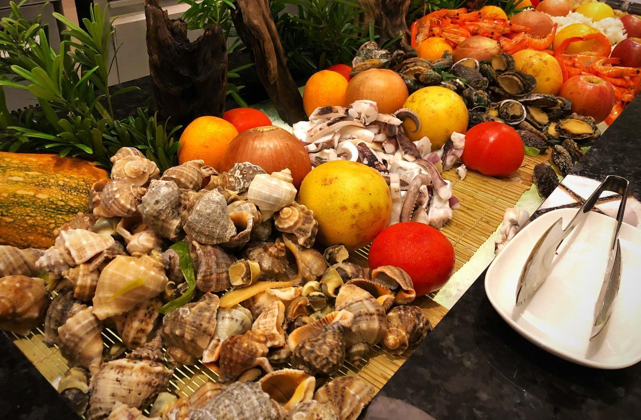 村却国际温泉酒店 罗东镇 外观 照片 A selection of seafood at a buffet